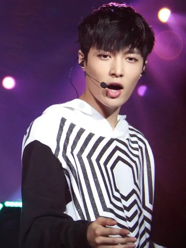 Lay `EXO`
