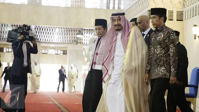 Raja-Salman-dan-Jokowi-Salat-Tahyatul-di-Masjid-Istiqlal