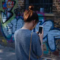 Ilustrasi ponsel | unsplash.com/@clemono2