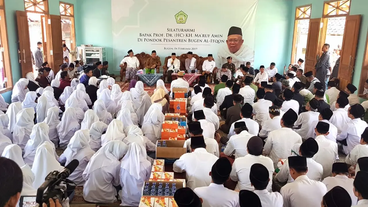 Calon wakil presiden nomor urut 01 Ma'ruf Amin melanjutkan silaturahmi kebangsaannya ke Semarang, Jawa Tengah. (Liputan6.com/Radityo Priyasmoro)
