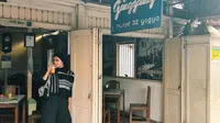 Ayudia Bing Slamet menikmati Jamu Ginggang di Pakualaman, Yogyakarta. (Dok. Instagram/@ayudiac/https://www.instagram.com/p/CshqF_MPK8_/Dyra Daniera)