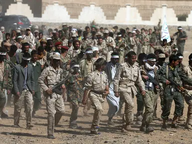 Pria berbaris mengikuti perekrutan anggota Houthi di Sanaa, Yaman, Selasa (3/1). (REUTERS / Khaled Abdullah)