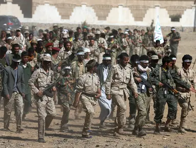 Pria berbaris mengikuti perekrutan anggota Houthi di Sanaa, Yaman, Selasa (3/1). (REUTERS / Khaled Abdullah)