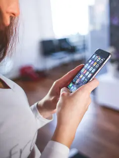 ilustrasi perempuan main handphone/Photo by picjumbo.com from Pexels