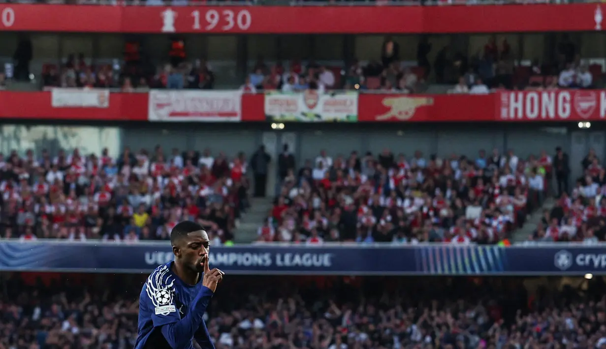 Penyerang Paris Saint-Germain (PSG) asal Prancis, Ousmane Dembele melakukan selebrasi setelah mencetak gol pertama bagi timnya saat pertandingan leg pertama semifinal Liga Champions 2024/2025 melawan Arsenal di Stadion Emirates, London Utara, 29 April 2025 waktu setempat atau Rabu 30 April 2025 WIB dini hari. (Adrian Dennis/AFP)