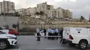 Petugas keamanan Israel memeriksa sebuah mobil setelah terjadinya upaya serangan di pos pemeriksaan az-Za'ayyem di Tepi Barat yang diduduki Israel pada 25 November 2020. Penyerang menabrakkan mobil terhadap pasukan keamanan di luar Yerusalem, kata otoritas Israel. (Xinhua/Muammar Awad)