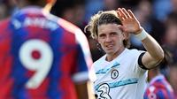 Selebrasi gelandang Chelsea, Conor Gallagher setelah mencetak gol ke gawang Crystal Palace pada laga Liga Inggris 2022/2023 di Selhurst Park, London (1/10/2022). Baru bergabung dengan Chelsea pada awal musim 2022/2023 setelah dipulangkan dari masa peminjaman bersama Crystal Palace, Conor Gallagher nyatanya masih kesulitan bersaing dengan para pemain senior lainnya. Meski kontraknya masih tersisa dua tahun lagi, ia diyakini memilih hengkang untuk menyelamatkan kariernya. (AFP/Glyn Kirk)