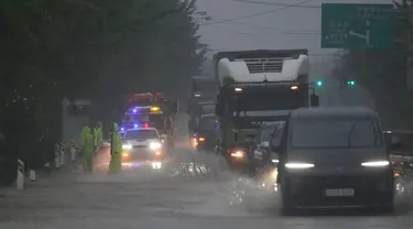 Kendaraan melintasi jalan yang sebagian tergenang air akibat hujan deras di Paju, Korea Selatan, Rabu, 17 Juli 2024. (AP Photo/Lee Jin-man)