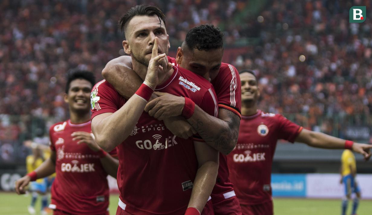 Striker Persija Jakarta, Marko Simic, merayakan gol yang dicetaknya ke gawang Barito Putera pada laga Liga 1 di Stadion Patriot, Jawa Barat, Selasa (30/10). Persija menang 3-0 atas Barito. (Bola.com/Vitalis Yogi Trisna)