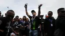 Pembalap tim Monster Yamaha Tech 3 MotoGP. Pol Esperago (tengah) menyapa penggemarnya usai perhelatan Yamaha ASEAN Cup Race (YACR) 2014 di di Sirkuit Sentul, Bogor (7/12/2014). (Liputan6.com/Helmi Fithriansyah)