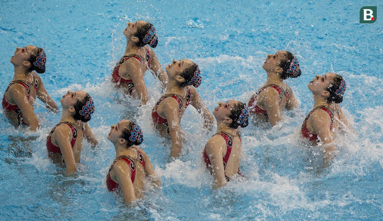 Para perenang China tampil pada nomor beregu cabang renang indah Asian Games XVIII di Stadion Aquatic Senayan, Jakarta, Rabu (29/8/2018). Tim China berhasil meraih medali emas. (Bola.com/Vitalis Yogi Trisna)