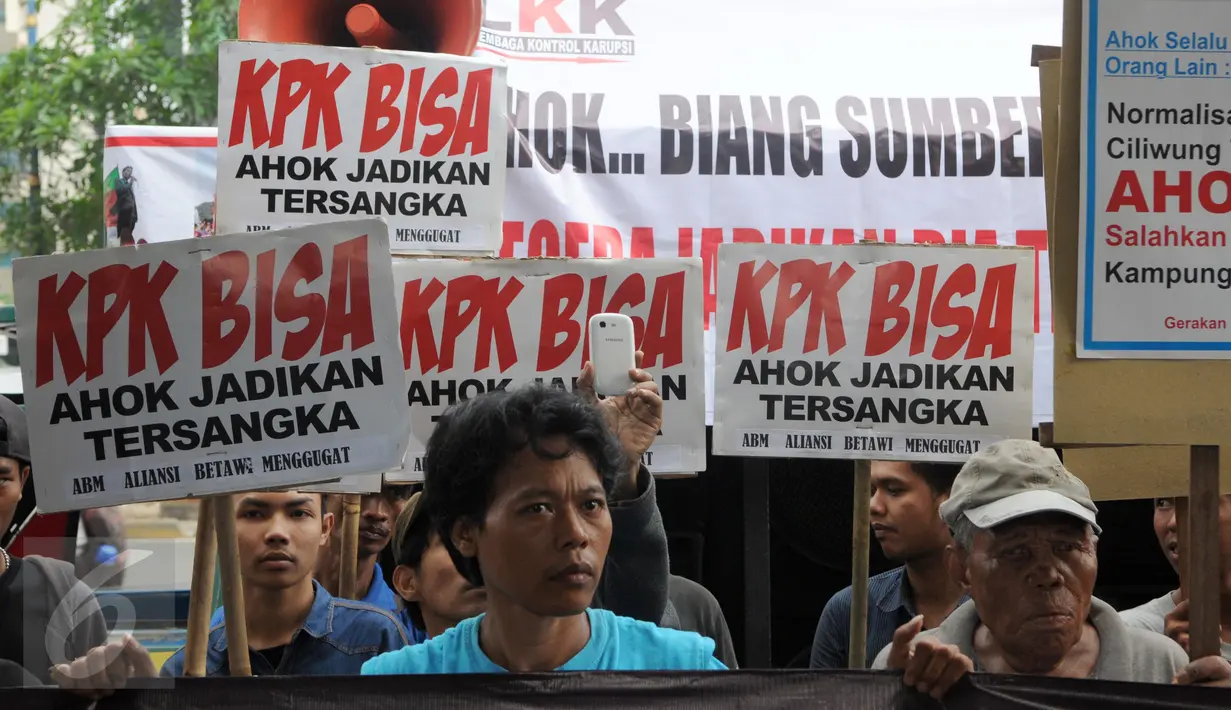 Massa yang tergabung dalam Gerakan Lawan Ahok melakukan aksi unjuk rasa di depan Gedung KPK, Jakarta, Senin (7/12). Aksi tersebut mendesak agar KPK mengusut pembelian lahan RS Sumber Waras yang melibatkan Ahok. (Liputan6.com/Helmi Afandi)
