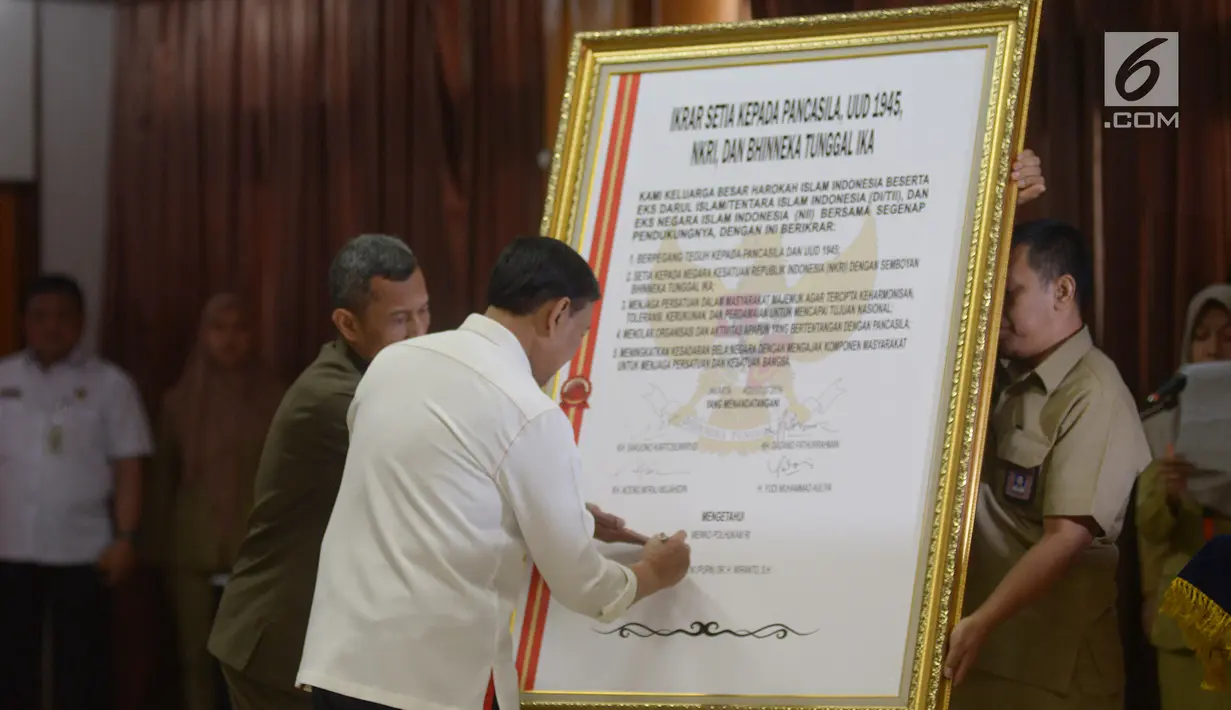 Menko Polhukam Wiranto menandatangani piagam ikrar setia kepada Pancasila, UUD 45, NKRI dan Bhineka Tunggal Ika di Jakarta, Selasa (13/8/2019). Keluarga Besar Harokah Islam Indonesia, eks DI/TII, dan eks Negara Islam Indonesia (NII) membacakan ikrar setia tersebut. (merdeka.com/Imam Buhori)