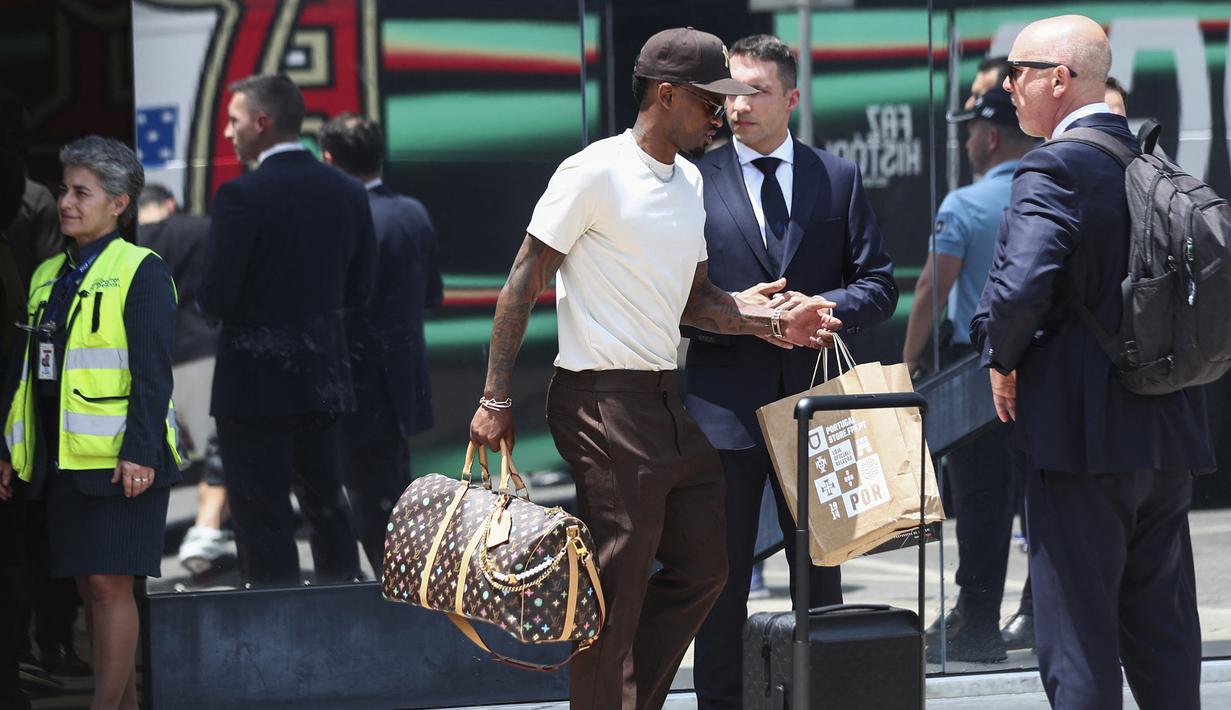 Pemain Timnas Portugal, Nelson Semedo berjalan menaiki bus setibanya di Bandara Lisbon, Portugal setelah menjuarai Nations League 2025 pada Senin (09/06/2025) waktu setempat. (AFP/Carlos Costa)