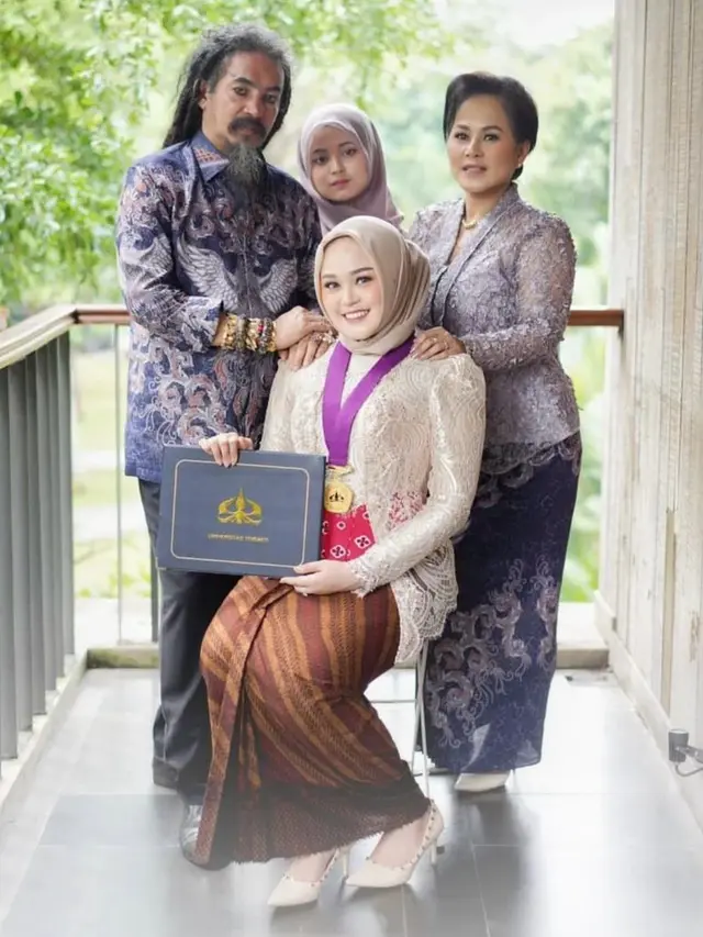 Potret Cecillia Gina dan keluarga (Sumber: Instagram/limbadindonesia)