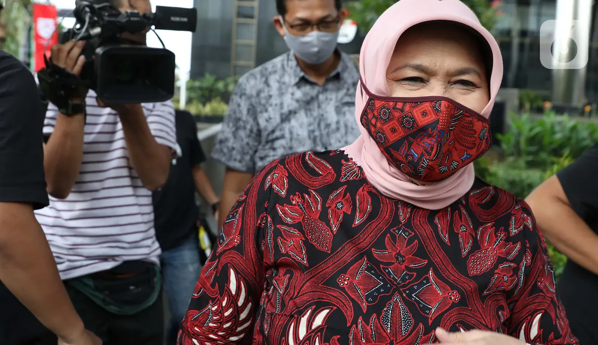 Mantan Bupati Bogor, Nurhayanti meninggalkan gedung KPK usai menjalani pemeriksaan sebagai saksi, Jakarta, Selasa (14/7/2020). Nurhayanti diperiksa sebagai saksi dalam kasus korupsi pemotongan uang dan gratifikasi yang dilakukan eks Bupati Bogor Rachmat Yasin. (Liputan6.com/Helmi Fithriansyah)