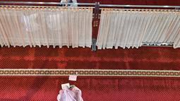 Selain itu umat muslim juga menjalankan salat sunah guna menambah amalan dan memohon ampunan dari Allah. (AFP/CHAIDEER MAHYUDDIN)
