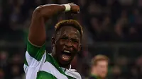 Striker Celtic, Moussa Dembele, merayakan gol yang dicetaknya ke gawang Gladbach pada laga Liga Champions di North Rhine-Westphalia, Selasa (1/11/2016). (AFP/Patrik Stollarz)