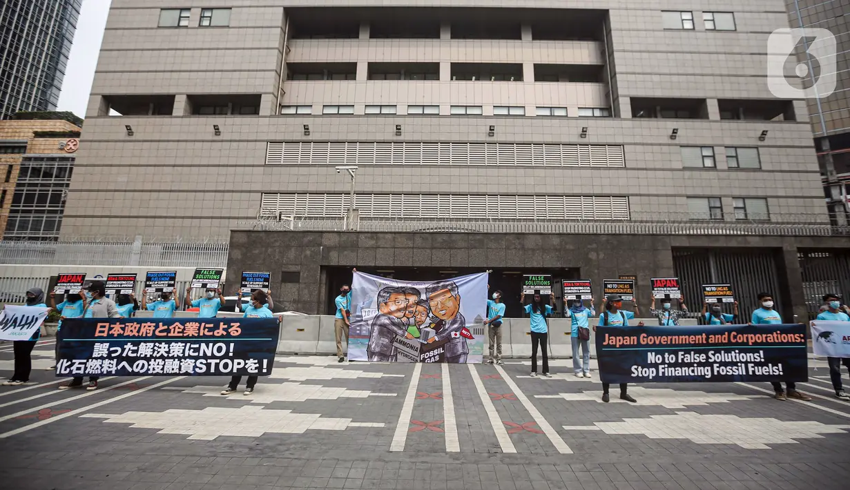 Sejumlah orang yang tergabung dalam Walhi DKI menggelar aksi di depan Kedutaan Besar Jepang, Jakarta, Rabu (3/8/2022). Aksi simbolik tersebut bertepatan dengan pertemuan Japan Energy Summit di Tokyo yang masih memberikan solusi palsu mengatasi perubahan iklim. (Liputan6.com/Faizal Fanani)