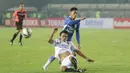 Pemain Bali United, Boby Satria  menghalau bola dari kejaran Samsul Arif  pada laga semifinal Torabika Bhayangkara Cup 2016 di Stadion Si Jalak Harupat, Bandung, Rabu (30/3/2016). (Bola.com/NIcklas Hanoatubun)