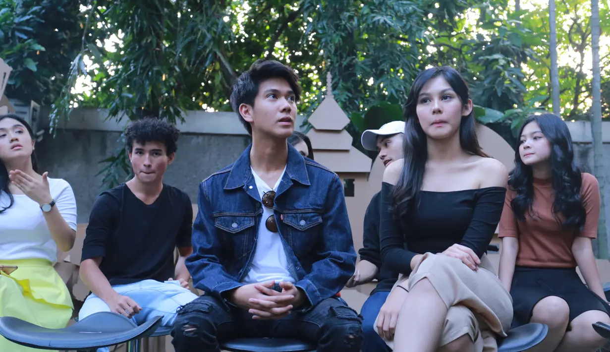 Nama Iqbaal Dhiafakhri Ramadhanatau yang akrab  disapa Iqbaal CJR akan memerankan sosok Dilan, dan Vanesha Prescilla akan menjadi Milea. Mendapatkan peran yang jadi penantian ini tentu hal yang tak terduga bagi mereka. (Adrian Putra/Bintang.com)