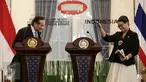 Menlu Retno Marsudi dan Menlu Thailand Don Pramudwinai usai memberikan keterangan pers di Gedung Pancasila, Kemenlu, Jakarta, Kamis (11/2). Keduanya melakukan pertemuan bilateral untuk meningkatkan kerjasama kedua negara. (Liputan6.com/Faizal Fanani)