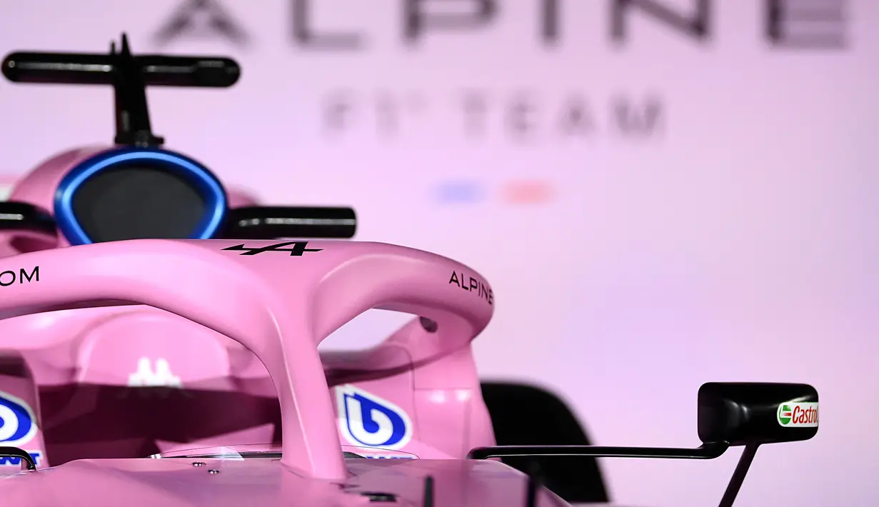 Tim Alpine meluncurkan mobil balap Formula 1 terbarunya Alpine A522 menjelang Musim 2022 di Palais de Tokyo, Paris, Prancis, Senin (21/2/2022). Pada F1 2022, mobil A522 itu tersebut akan dikemudikan Fernando Alonso dan Esteban Ocon. (FRANCK FIFE / AFP)