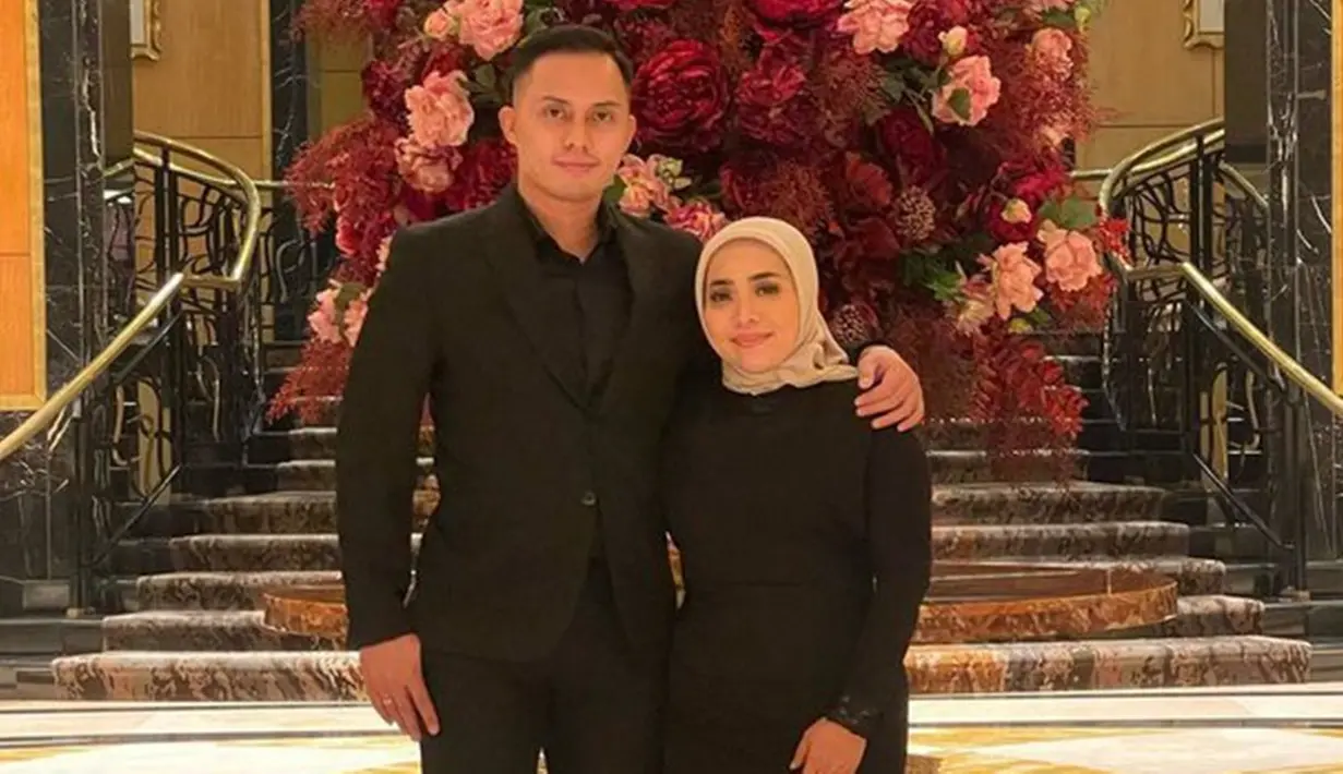 Kehidupan asmara mantan istri Nassar ini memang kerap mencuri perhatian.  Sejak menikah dengan Fadel Islami pada 2019, kehidupan rumah tangganya tak lepas dari sorotan publik. Namun belum lama ini, hubungan keduanya diisukan sedang tidak baik-baik saja. (Liputan6.cpm/IG/@muzdalifah999)