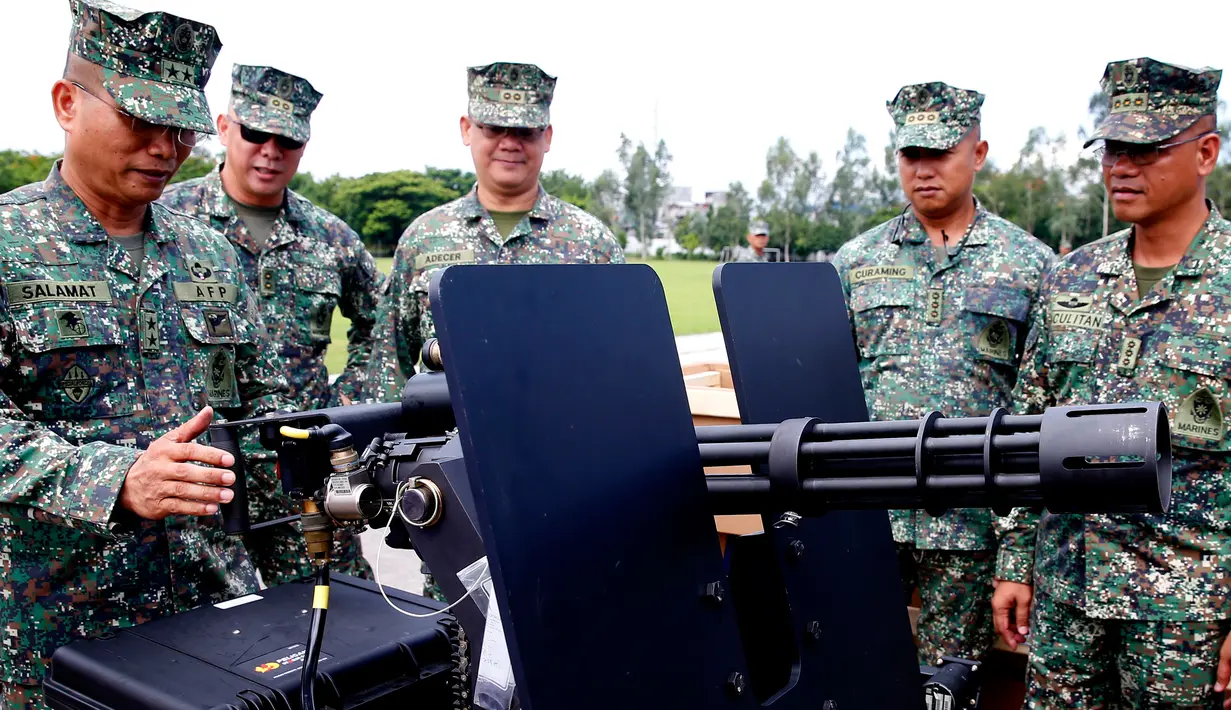 Mayjen Emmanuel Salamat memeriksa senjata militer baru pemberian AS di kota Taguig, sebelah timur Manila, Filipina (5/6). Mayjen Salamat mengatakan senjata itu akan digunakan untuk operasi militer melawan militan di Marawi. (AP Photo / Bullit Marquez)