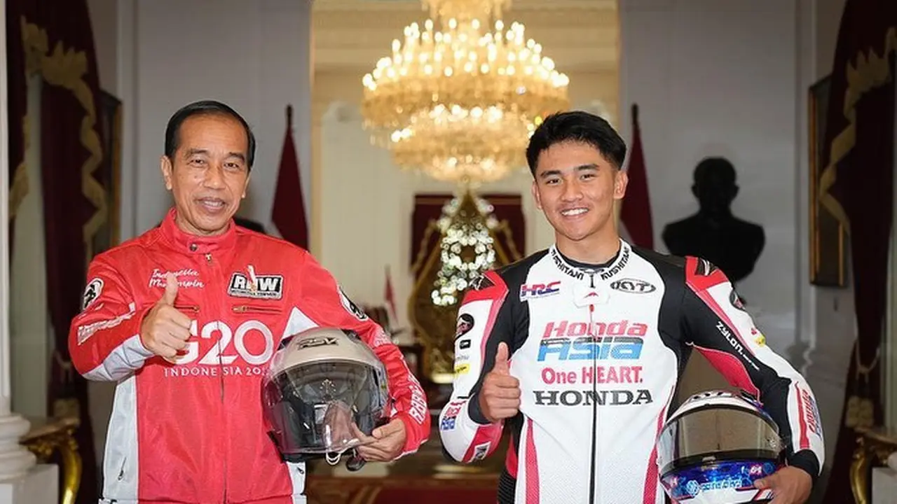 6 Potret Pembalap Mario Suryo Aji, Bawa Bendera Sambil Berkendara di Sirkuit Mandalika