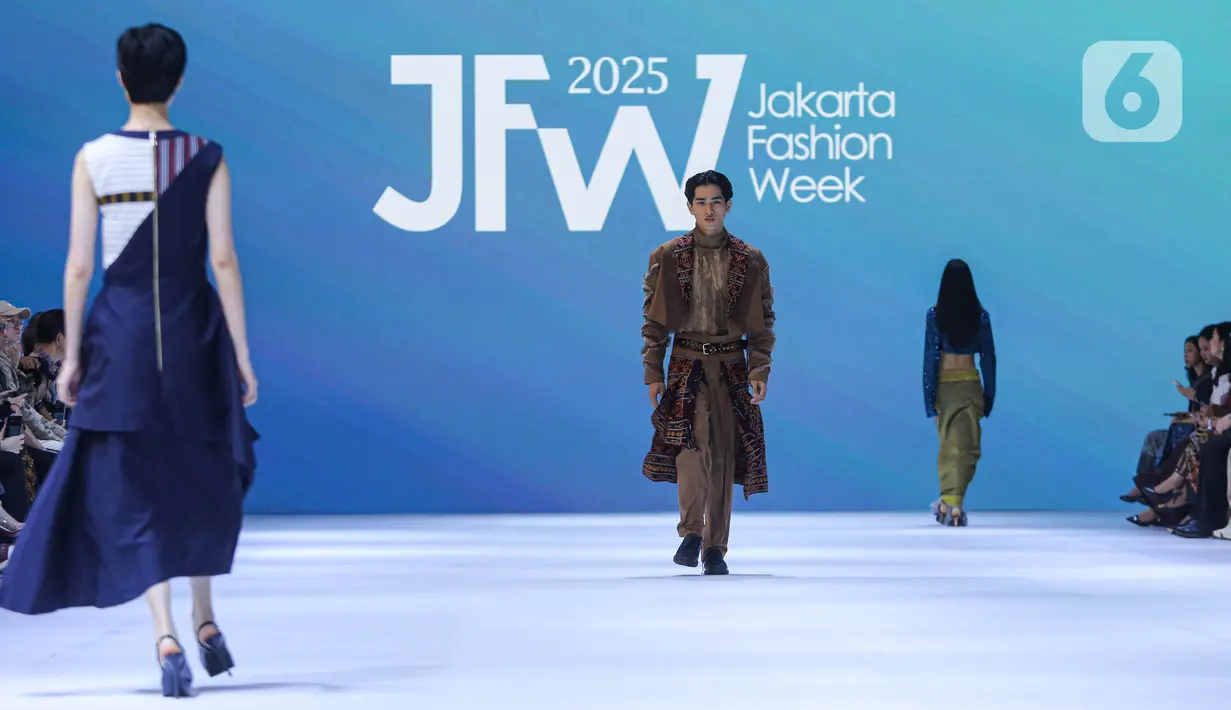 Jakarta Fashion Week (JFW) 2025 berfokus pada wastra tradisional Nusantara yang bertujuan mendorong para perancang mengedepankan budaya lokal dalam berinovasi. (Liputan6.com/Angga Yuniar)