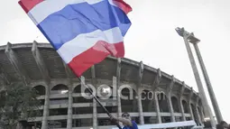 Fans Thailand mengibarkan bendera negaranya siap meramaikan laga final leg kedua Piala AFF 2016 di Stadion Rajamangala, Thailand. (Bola.com/Vitalis Yogi Trisna)