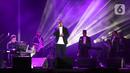 Penyanyi Andmesh Kamaleng (tengah) berkolaborasi bersama komposer Erwin Gutawa (kiri) pada hari pertama BNI Java Jazz Festival 2022 di JIExpo Kemayoran, Jakarta, Jumat (27/5/2022). Java Jazz Festival 2022 digelar pada 27-29 Mei setelah vakum selama dua tahun akibat pandemi COVID-19. (Liputan6.com/Johan Tallo)