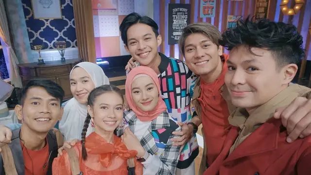 Sebut Dirinya Anak Baru, Ini 6 Potret Angga Putra Bareng Host 3xtra0rdinary Love