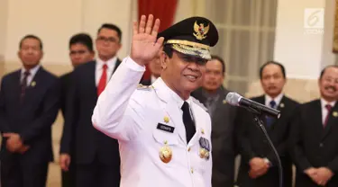 Senyum Isdianto usai dilantik Presiden Joko Widodo atau Jokowi sebagai Wakil Gubernur Kepulauan Riau (Kepri) di Istana Negara, Jakarta, Selasa (27/3). Isdianto resmi menjabat sebagai Wakil Gubernur Kepri periode 2016-2021. (Liputan6.com/Angga Yuniar)