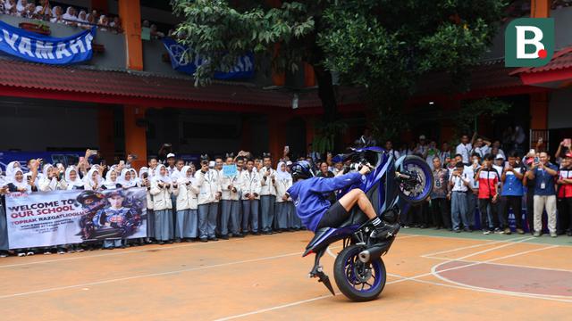 Foto: Toprak Razgatlioglu Pamer Aksi Freestyle Jelang Debut di MotoGP 2026