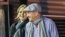 Melihat dari foto-fotonya tersebut, pasangan Jennifer Lawrence dan Darren Aronofsky tampaknya tidak mempedulikan kehadiran orang-orang di sekitar. Mereka asik dan larut dalam kebahagiannya tersendiri. (doc.Dailymail)