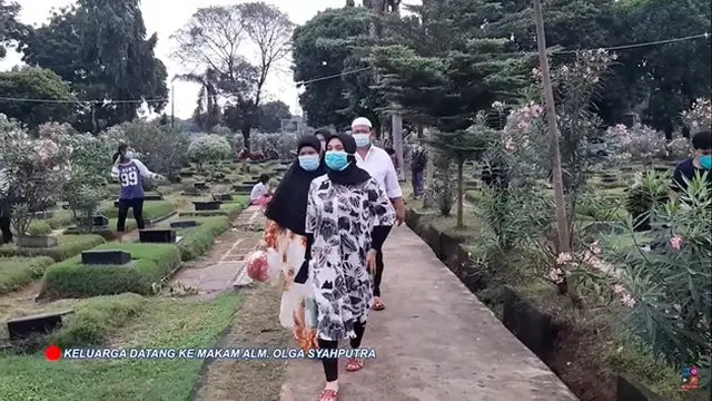 5 Momen Keluarga Olga Syahputra Ziarah, Rayakan Ulang Tahun Sang Mendiang