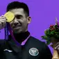 Harris Horatius dari Indonesia merayakan perolehan medali emas di atas podium Wushu Nanquan & Nangun All-Round Putra Asian Games ke-19 di Hangzhou, China, Selasa, 26 September 2023. (AP Photo/Ng Han Guan)