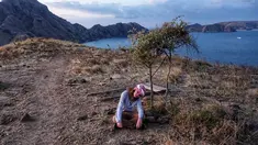 Dul Jaelani pun tampak santai saat berpose dengan duduk diatas tanah. Ia memilih menggunakan sorban pada kepalanya untuk berfoto dengan latar belakang pemandangan yang memesona. (Liputan6.com/IG/@duljaelani)