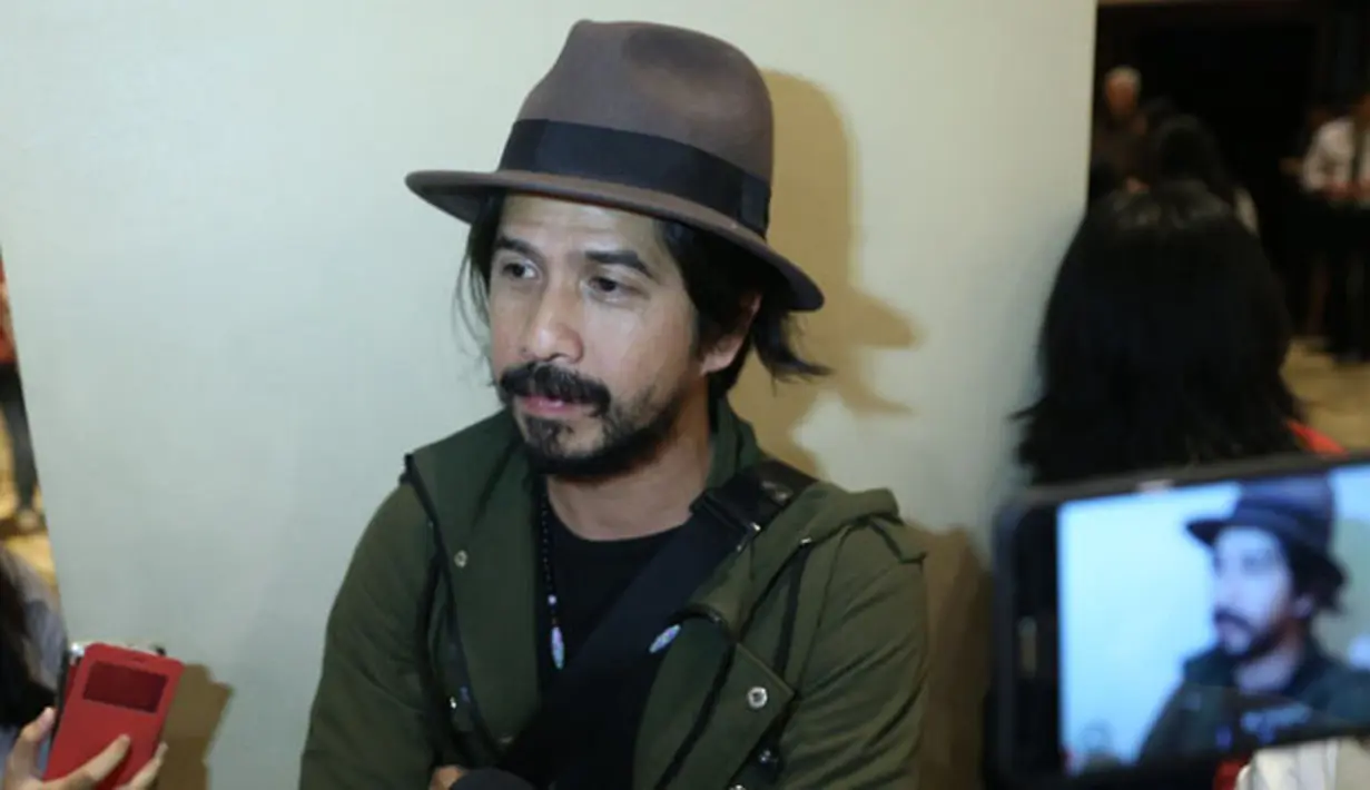 Sebagai seorang aktor memang harus siap mendapatkan peran apapun. Seperti yang terjadi Aryo Wahab saat didapuk menjadi teroris di film terbarunya ini. Aryo pun bercerita soal usaha yang dilakukan demi perannya itu. (Nurwahyunan/Bintang.com)