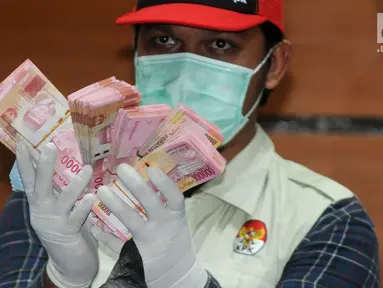 Penyidik menunjukkan barang bukti hasil operasi tangkap tangan (OTT) Bupati Bengkulu Selatan Dirwan Mahmud di KPK, Jakarta, Rabu (16/5). Dalam OTT tersebut KPK mengamankan uang tunai sebesar Rp 100 juta. (Merdeka.com/Dwi Narwoko)