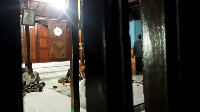 Suasana di Masjid Saka Tunggal, usai ibadah Tarawih Ramadan 1440 Hijriyah. (Foto: Liputan6.com/Muhamad Ridlo)