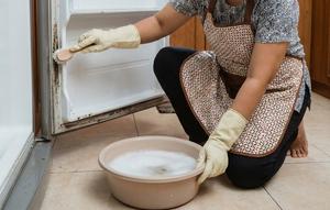 Tips membersihkan karet pintu kulkas yang berjamur dengan menyikat pakai sabun cuci piring dan air hangat (Gemini AI)