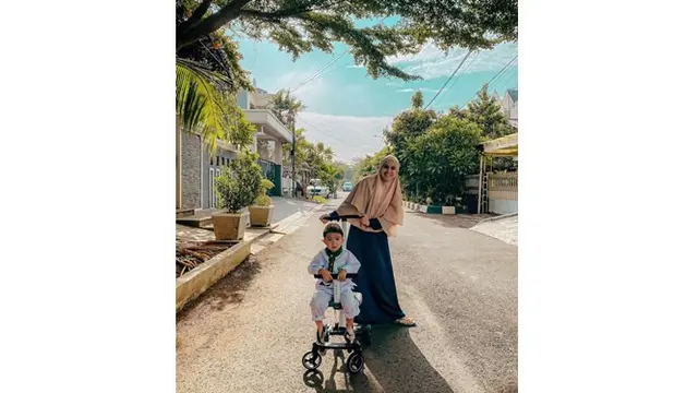 Meski begitu, Gina sering menghabiskan waktu bersama anak-anaknya dengan berjalan-jalan santai di sekitara rumah.