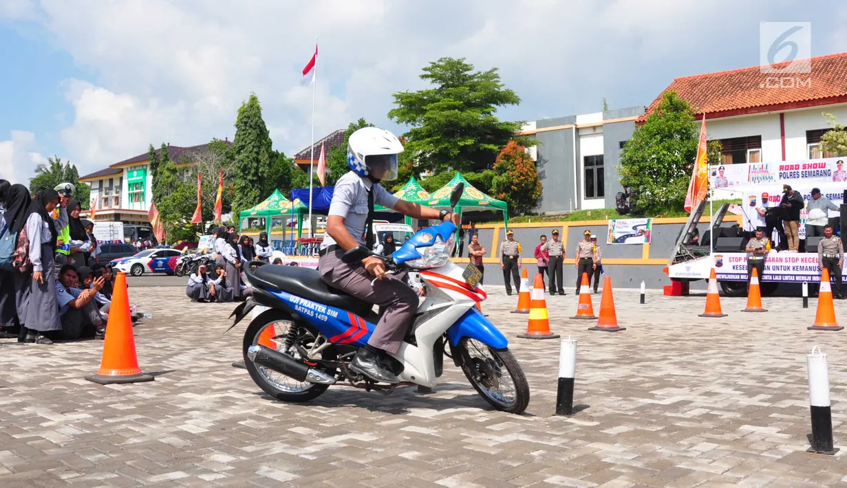 Siswa berlatih berkendara saat Millenial Road Safety Festival (MRSF) 2019 di Halaman SMK 1 Bawen, Semarang, Jumat (1/2). Polres Semarang mengkampanyekan keselamatan berlalu lintas pada kaum millennial yang berusia 17-35 tahun. (Liputan6.com/Gholib)