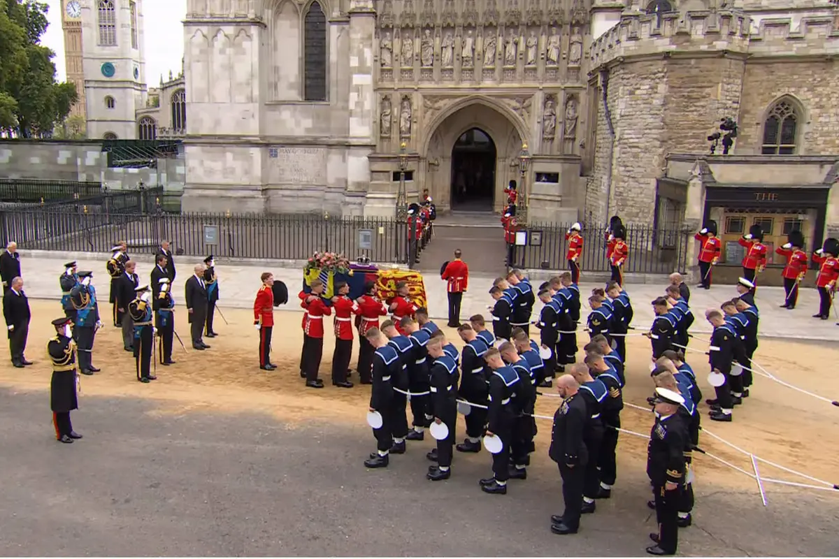 Raja Charles III dan anggota inti keluarga kerajaan Inggris berjalan mengiringi peti mati Ratu Elizabeth II menuju Westminster Abbey.