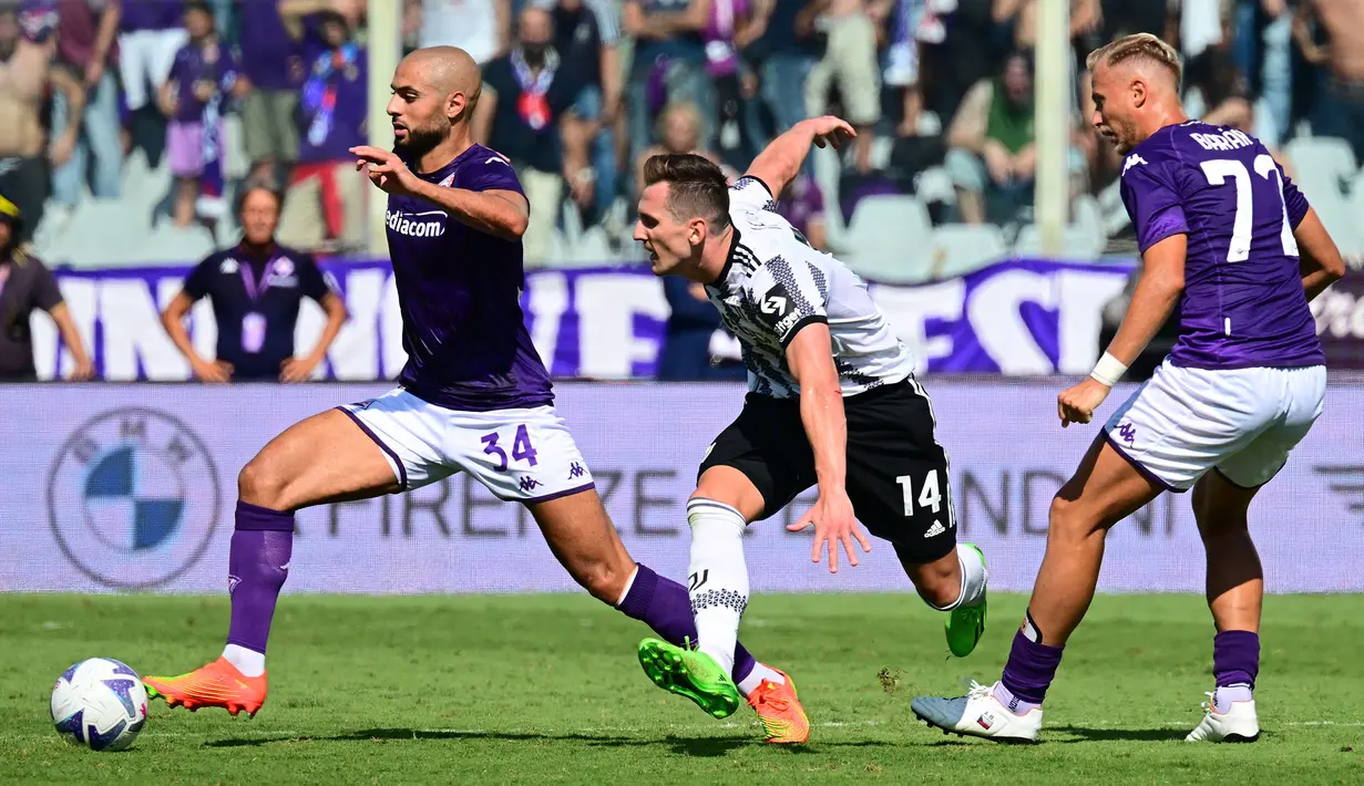 Usai waktu turun minum, kedua tim saling melancarkan serangan untuk mencetak gol. Namun, kali ini Fiorentina bermain lebih agresif daripada Juventus. (AFP/Vincenzo Pinto)