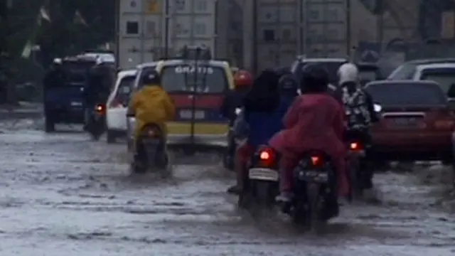 Jalan Cakung-Cilincing Tergenang Air, Kendaraan Tersendat
