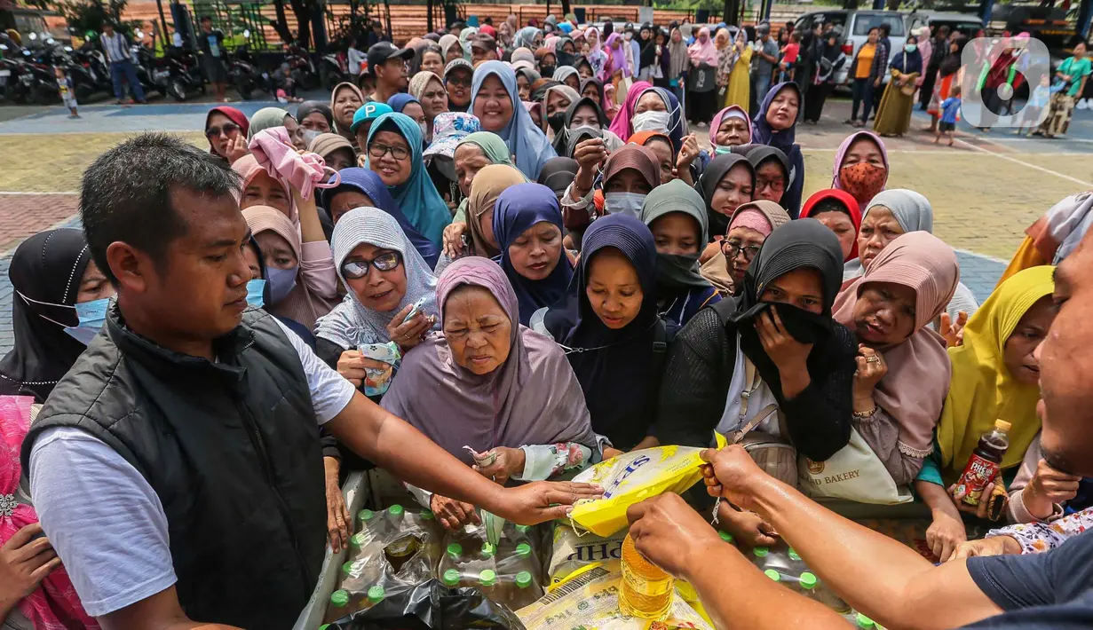 Warga mengantri untuk membeli beras Stabilisasi Pasokan dan Harga Pangan (SPHP) di Pinang, Kota Tangerang, Banten, Selasa (20/2/2024). (Liputan6.com/Angga Yuniar)